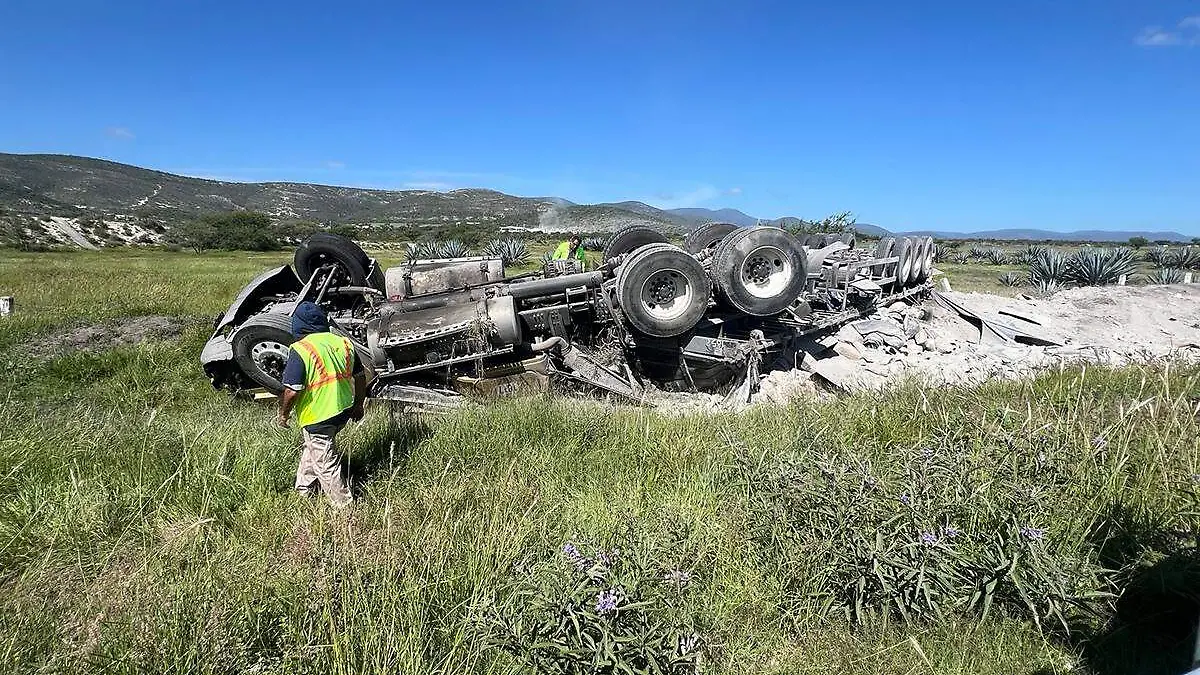 vuelca trailer de bultos de cemento en Tehuacan